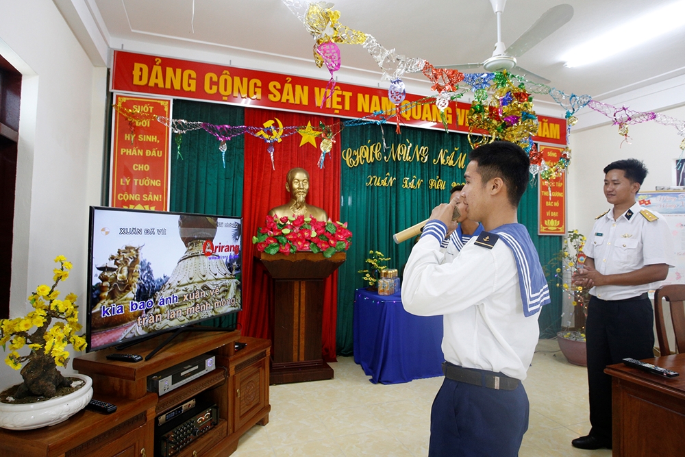Thi hát Karaoke trên đảo chìm Tốc Tan.